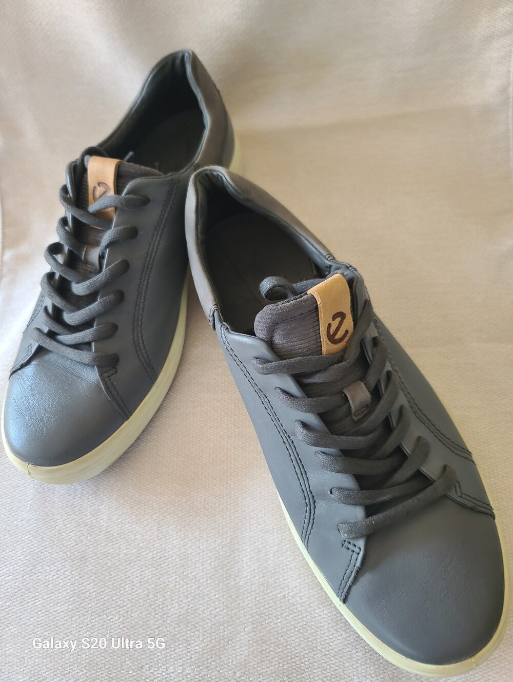Ecco Men's Gray Leather Lace-Up Sneakers with Tan Tongue Accent